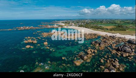 Aus der Vogelperspektive auf den Leuchtturm von Pontusval und die Strände. Plounéour-Brignogan-Plages, Frankreich. Felsen in einzigartiger Form. Atlantik. Die Küste der Legenden Stockfoto