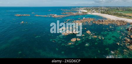 Aus der Vogelperspektive auf den Leuchtturm von Pontusval und die Strände. Plounéour-Brignogan-Plages, Frankreich. Felsen in einzigartiger Form. Atlantik. Die Küste der Legenden Stockfoto