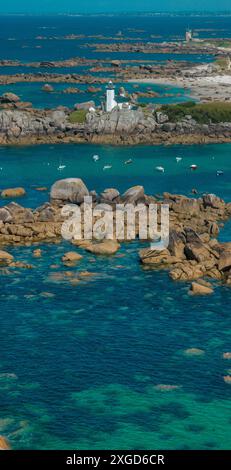 Aus der Vogelperspektive auf den Leuchtturm von Pontusval und die Strände. Plounéour-Brignogan-Plages, Frankreich. Felsen in einzigartiger Form. Atlantik. Die Küste der Legenden Stockfoto