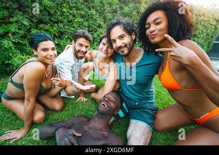 Gruppe von Freunden, die Spaß im Freien haben - fröhliche und fröhliche Sommermomente genießen - abwechslungsreiche Gruppen lachen und lächeln - entspannte und fröhliche Atmosphäre Stockfoto