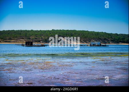 Blick auf den Strand Lagoa de Albufeira in Sesimbra, Portugal. Stockfoto