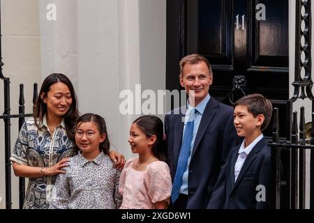 Der scheidende Finanzminister Jeremy Hunt verlässt die Downing Street 11 mit seiner Familie. Quelle: Amanda Rose/Alamy Stockfoto