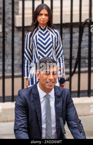 Downing Street, London, Großbritannien. Juli 2024. Der scheidende britische Premierminister Rishi Sunak hält seine Abschiedsrede vor der Downing Street 10, beobachtet Stockfoto