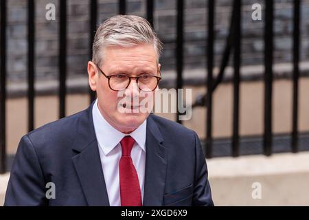 Keir Starmer, außerhalb der Downing Street 10, hält seine erste Rede als britischer Premierminister. Quelle: Amanda Rose/Alamy Stockfoto