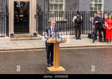 Keir Starmer, außerhalb der Downing Street 10, hält seine erste Rede als britischer Premierminister. Quelle: Amanda Rose/Alamy Stockfoto