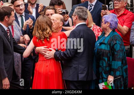 Der britische Premierminister Keir Starmer und seine Frau Lady Victoria Starmer begrüßen ihren Vater. Bernard Alexander. Quelle: Amanda Rose/Alamy Stockfoto