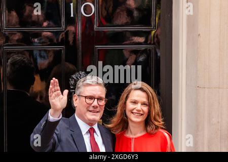 Der britische Premierminister Keir Starmer und seine Frau Lady Victoria Starmer vor der Downing Street 10. Quelle: Amanda Rose/Alamy Stockfoto