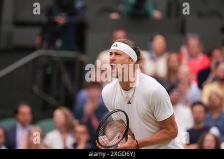 LONDON, ENGLAND - 08. JULI: Alexander Zverev aus Deutschland feiert den Sieg gegen Taylor Fritz aus den Vereinigten Staaten beim Gentlemen's Singles Spiel in der vierten Runde am 8. Tag der Meisterschaft Wimbledon 2024 im All England Lawn Tennis and Croquet Club am 8. Juli 2024 in London. Quelle: MB Media Solutions/Alamy Live News Stockfoto