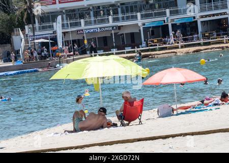 Eindrücke vom Strand im Touristenort Palmanova auf der Insel Mallorca zur Hauptsaison im Sommer 2024Mittelmeerinsel Mallorca während der Hauptsaison im Juli 2024, Palma Mallorca Spanien Playa de Palma *** Impressionen vom Strand im Ferienort Palmanova auf der Insel Mallorca während der Hochsaison im Sommer 2024 Mittelmeerinsel Mallorca während der Hochsaison im Juli 2024, Palma Mallorca Spanien Playa de Palma Stockfoto