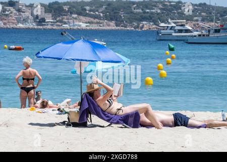 Eindrücke vom Strand im Touristenort Palmanova auf der Insel Mallorca zur Hauptsaison im Sommer 2024Mittelmeerinsel Mallorca während der Hauptsaison im Juli 2024, Palma Mallorca Spanien Playa de Palma *** Impressionen vom Strand im Ferienort Palmanova auf der Insel Mallorca während der Hochsaison im Sommer 2024 Mittelmeerinsel Mallorca während der Hochsaison im Juli 2024, Palma Mallorca Spanien Playa de Palma Stockfoto