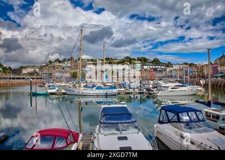 GB - DEVON: Geschäftiger Inner Harbour in Torquay mit St. John the Apostle Church und Sovereign House im Hintergrund (HDR- Fotografie von Edmund Nagele FRPS) Stockfoto