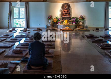 Santacittarama, Laien-Praktizierende meditieren im Tempel. Poggio Nativo, Provinz Rieti, Latium, Italien, Europa Stockfoto