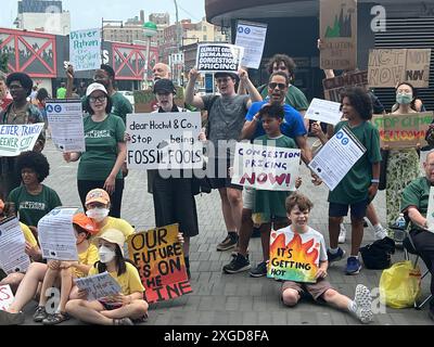 Mitglieder der Riders Alliance und andere Gruppen sprechen sich für die Preisgestaltung von Verkehrsstaus in Manhattan aus, um Umweltverschmutzung und Straßenüberlastung zu verringern. Stockfoto