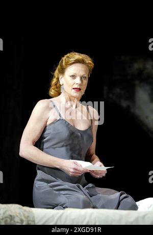 Samantha Bond (Lady Macbeth) in MACBETH von Shakespeare im Albery Theatre, London WC2 14/11/2002 Design: Michael Pavelka Beleuchtung: Ben Ormerod Regisseur: Edward Hall Stockfoto