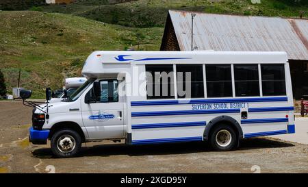 Silverton, CO, USA - 13. Juni 2024; Bus im Stadtteil 1 der öffentlichen Schulen von Silverton parkt in der Bergstadt Colorado Stockfoto