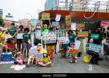 Mitglieder der Riders Alliance und andere Gruppen sprechen sich für die Preisgestaltung von Verkehrsstaus in Manhattan aus, um Umweltverschmutzung und Straßenüberlastung zu verringern. Stockfoto