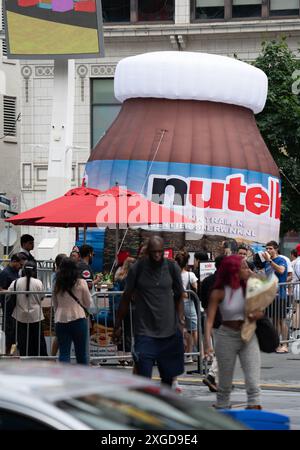 Der Heißluftballon Nutella landet in Yonge und Dundas Square in Toronto, Ontario Kanada. Leute treffen sich auf der Straße für eine Nutella-Marketingveranstaltung. Stockfoto