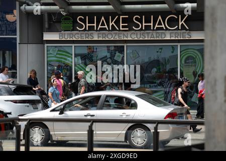 Shack Restaurant mit Außenansicht im Stadtzentrum von Toronto, Kanada. Die Leute gehen an der beliebten Burger Fast Food Kette in Yonge und Dundas Square vorbei. Stockfoto