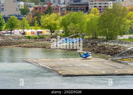 Vancouver, BC, Kanada - 26. April 2024: Ein Helijet-Hubschrauber startet von einem schwimmenden Hubschrauberlandeplatz in Vancouver, British Columbia. Stockfoto