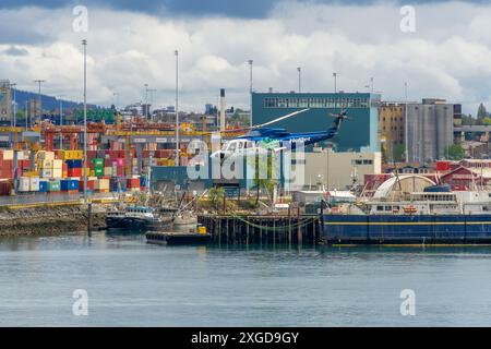 Vancouver, BC, Kanada - 26. April 2024: Ein Helijet-Hubschrauber im Flug und vom Vancouver Harbour in Vancouver, British Columbia. Stockfoto