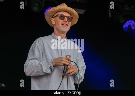 East Sussex, Großbritannien. Juli 2024. Rob Gallagher mit Galliano live auf der Bühne zu sehen. Love Supreme Festival in Glynde Place Est Sussex. Auf der Hauptbühne des Love Supreme Jazz Festivals werden Live-Auftritte von Chaka Khan, Kool & The Gang, Joss Stone, Galliano und The Funk Soul Brothers aufgeführt, darunter Junior Giscombe, David Grant MBE und Errol Kennedy. Quelle: SOPA Images Limited/Alamy Live News Stockfoto