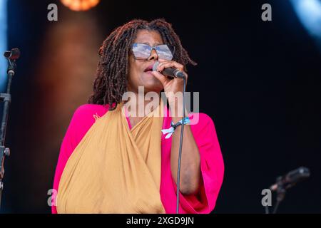 East Sussex, Großbritannien. Juli 2024. Valerie Etienne mit der Band Galliano scheint während der Veranstaltung live auf der Bühne zu sein. Love Supreme Festival in Glynde Place Est Sussex. Auf der Hauptbühne des Love Supreme Jazz Festivals werden Live-Auftritte von Chaka Khan, Kool & The Gang, Joss Stone, Galliano und The Funk Soul Brothers aufgeführt, darunter Junior Giscombe, David Grant MBE und Errol Kennedy. Quelle: SOPA Images Limited/Alamy Live News Stockfoto