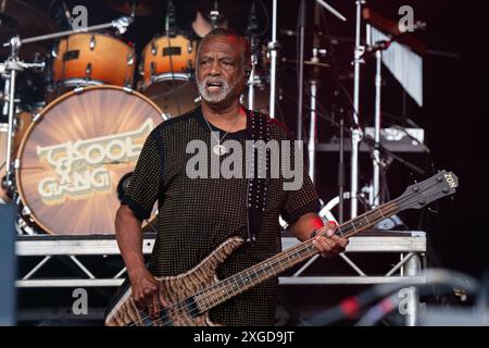 East Sussex, Großbritannien. Juli 2024. Robert Kool Bell, Kool und The Gang wurden während der Veranstaltung live auf der Bühne gesehen. Love Supreme Festival in Glynde Place Est Sussex. Auf der Hauptbühne des Love Supreme Jazz Festivals werden Live-Auftritte von Chaka Khan, Kool & The Gang, Joss Stone, Galliano und The Funk Soul Brothers aufgeführt, darunter Junior Giscombe, David Grant MBE und Errol Kennedy. Quelle: SOPA Images Limited/Alamy Live News Stockfoto