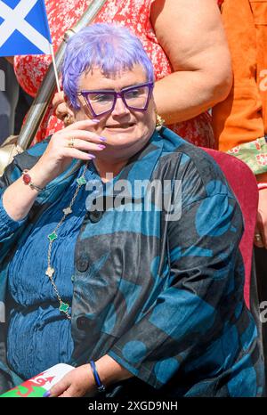 Caroline Harris Abgeordnete (Labor: Neath and Swansea East und stellvertretende Vorsitzende der walisischen Labour Party) in der Downing Street, einen Tag nachdem Labour die Parlamentswahlen gewonnen hatte, 6 t Stockfoto