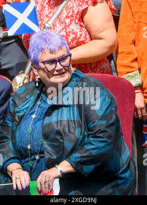 Caroline Harris Abgeordnete (Labor: Neath and Swansea East und stellvertretende Vorsitzende der walisischen Labour Party) in der Downing Street, einen Tag nachdem Labour die Parlamentswahlen gewonnen hatte, 6 t Stockfoto