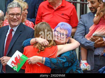 Caroline Harris MP (Lab: Neath and Swansea East und stellvertretende Vorsitzende der Walisischen Labour-Partei) umarmt Victoria Starmer in der Downing Street, einen Tag nach dem Sieg von Labour Stockfoto