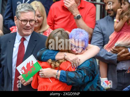 Caroline Harris MP (Lab: Neath and Swansea East und stellvertretende Vorsitzende der Walisischen Labour-Partei) umarmt Victoria Starmer in der Downing Street, einen Tag nach dem Sieg von Labour Stockfoto