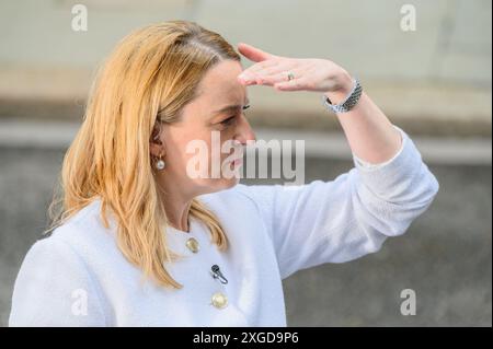 Laura Kuenssberg – politische Moderatorin der BBC – in der Downing Street am 5. Juli 2024, nachdem Labour die Parlamentswahlen gewonnen hatte. Stockfoto