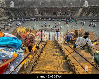 Touristen in Angkor Wat, UNESCO-Weltkulturerbe, einem hinduistisch-buddhistischen Tempelkomplex in der Nähe von Siem Reap, Kambodscha, Indochina, Südostasien, Asien Stockfoto