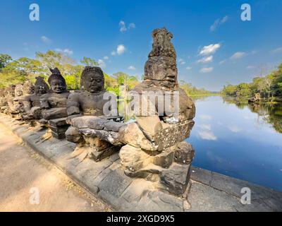 Die Brücke nach Angkor Thom, auf beiden Seiten mit Figuren gesäumt, die in einem Korbbogeneingang enden, Angkor, UNESCO-Weltkulturerbe, Kambodscha, Indoc Stockfoto