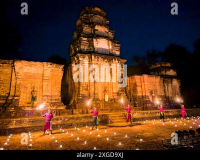 Apsara-Tänzer treten im Prasat Kravan-Tempel auf, der Vishnu 921 gewidmet ist, während des Abendessens, Angkor, Kambodscha, Indochina, Südostasien, Asien Stockfoto