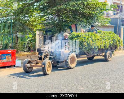 Zwei junge Männer, die ihre Ernte auf den Markt bringen, in dem kleinen Dorf Angkor Ban, Provinz Battambang, Kambodscha, Indochina, Südostasien, Asien Stockfoto