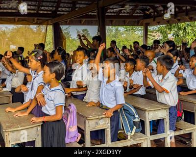 Schulkinder der Grünen Schule in Kampong Tralach, Kambodscha, Indochina, Südostasien, Asien Stockfoto