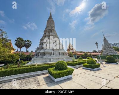 Außenansicht einer Stupa auf dem Gelände des Königlichen Palastes in Phnom Penh, Kambodscha, Indochina, Südostasien, Asien Stockfoto