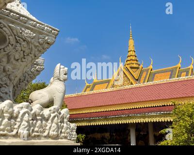 Außenansicht einer Stupa auf dem Gelände des Königlichen Palastes in Phnom Penh, Kambodscha, Indochina, Südostasien, Asien Stockfoto