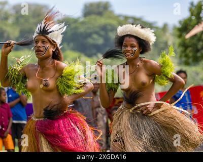 Sechs verschiedene Gruppen einheimischer Krieger, Trommler und Tänzer treten auf Kwato Island, Papua-Neuguinea, Pazifik auf Stockfoto