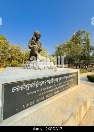 Eine Statue für die Toten während des Konflikts der Roten Khmer in Choueng Ek, Phnom Pehn, Kambodscha, Indochina, Südostasien, Asien Stockfoto