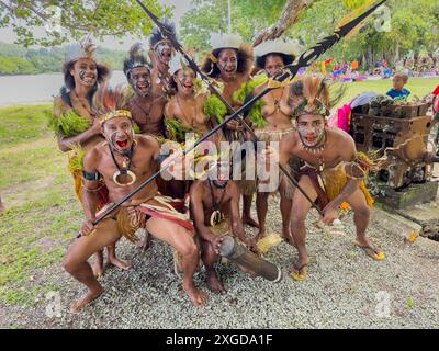 Sechs verschiedene Gruppen einheimischer Krieger, Trommler und Tänzer treten auf Kwato Island, Papua-Neuguinea, Pazifik auf Stockfoto