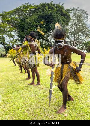 Sechs verschiedene Gruppen einheimischer Krieger, Trommler und Tänzer treten auf Kwato Island, Papua-Neuguinea, Pazifik auf Stockfoto