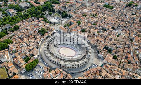 Luftaufnahme der Stadt mit dem römischen Amphitheater, UNESCO-Weltkulturerbe, Arles, Bouches du Rhone, Provence-Alpes-Cote d'Azur, Frankreich, Europa Stockfoto