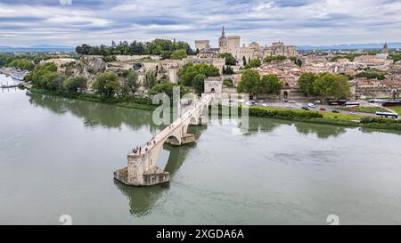 Aus der Vogelperspektive der historischen Brücke von Saint Benezet (Pont d'Avignon) mit der historischen Stadt Avignon, UNESCO-Weltkulturerbe, Vaucluse, Provence-Alpes- Stockfoto