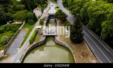 Luftaufnahme des Canal du Midi in der Nähe von Carcassonne, UNESCO-Weltkulturerbe, Aude, Okzitanien, Frankreich, Europa Stockfoto