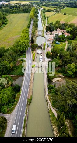 Luftaufnahme des Canal du Midi in der Nähe von Carcassonne, UNESCO-Weltkulturerbe, Aude, Okzitanien, Frankreich, Europa Stockfoto