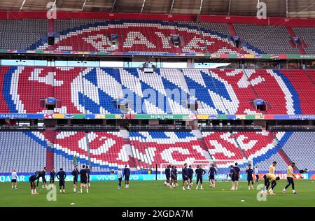 Ein allgemeiner Überblick über die französischen Spieler während eines Trainings in der Münchener Fußballarena in München. Bilddatum: Montag, 8. Juli 2024. Stockfoto