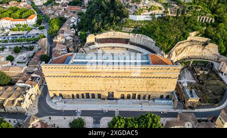 Luftaufnahme des römischen Amphitheaters, UNESCO-Weltkulturerbe, Orange, Vaucluse, Provence-Alpes-Cote d'Azur, Frankreich, Europa Stockfoto