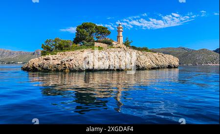 Leuchtturm in der Bucht von Pollenca, Mallorca, Balearen, Spanien, Mittelmeer, Europa Stockfoto